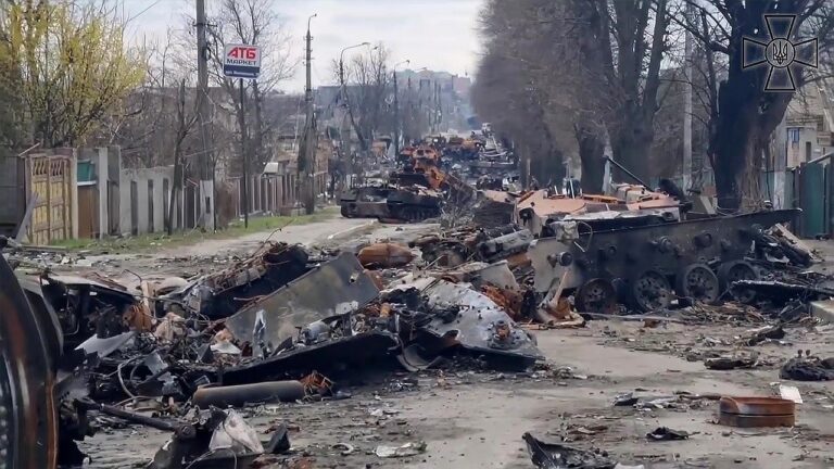 Auf dem Bild, das angeblich aus Butscha in der Nähe von Kiev in der Ukraine stammt, sieht man zerschossene Militärfahrzeuge, meist Panzer.